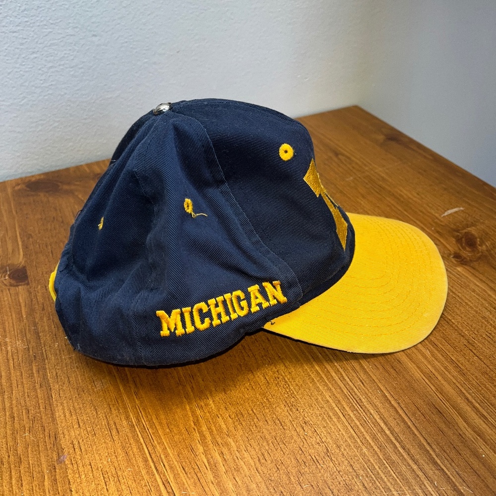University of Michigan UofM Wolverines, Big M, OS - Picture 2 of 15